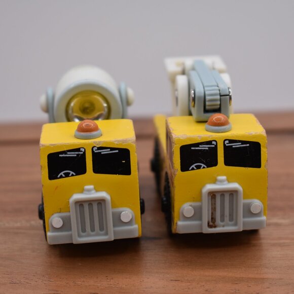 Spotlight Lorry and Cherry Picker Thomas and Friends Wooden Railway Engine Train - Picture 4 of 9